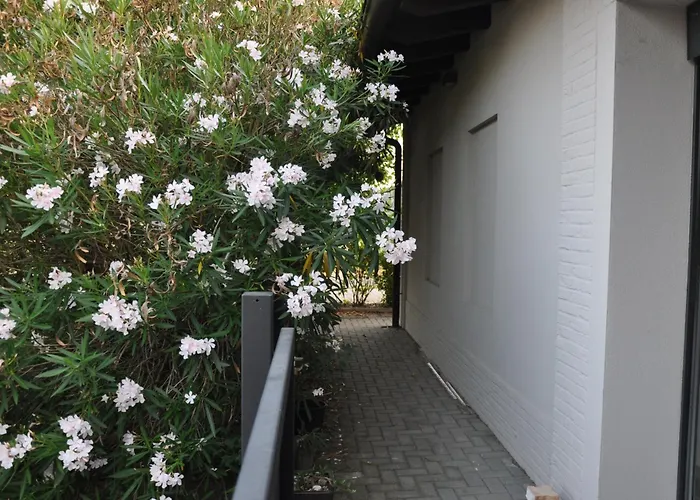 Minimal Design Free Parking Garden Willa Palazzina (Emilia-Romagna)