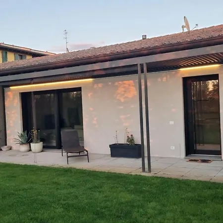 Minimal Design Free Parking Garden Villa