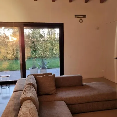 Minimal Design Free Parking Garden Villa *