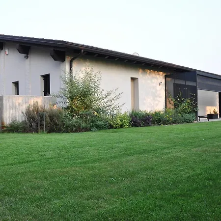 Minimal Design Free Parking Garden וילה