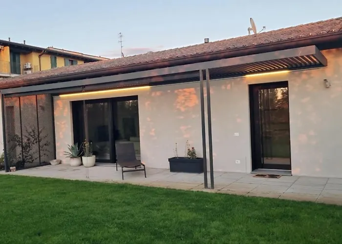 Minimal Design Free Parking Garden Villa