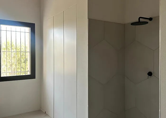 Minimal Design Free Parking Garden Willa Palazzina (Emilia-Romagna)