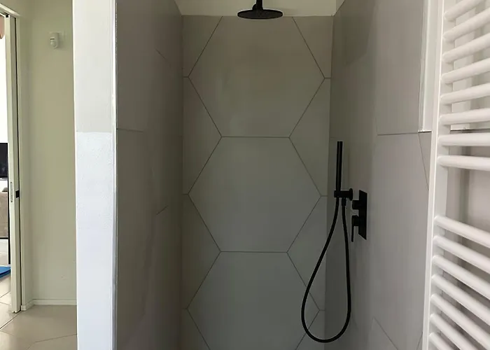 Minimal Design Free Parking Garden Willa Palazzina (Emilia-Romagna)