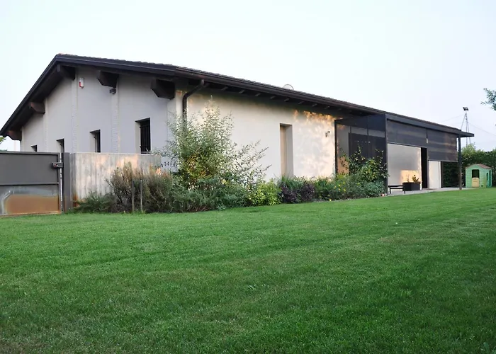 Minimal Design Free Parking Garden Villa